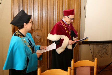 dziekan dr hab. Violetta Wróblewska, prof. UMK z prodziekanem ds. kształcenia prof. dr. hab. Przemysławem Nehringiem. Kliknij, aby powiększyć zdjęcie.
